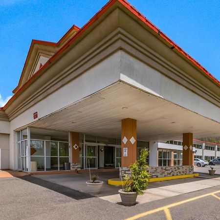 Red Carpet Inn & Suites Hazleton Exterior foto