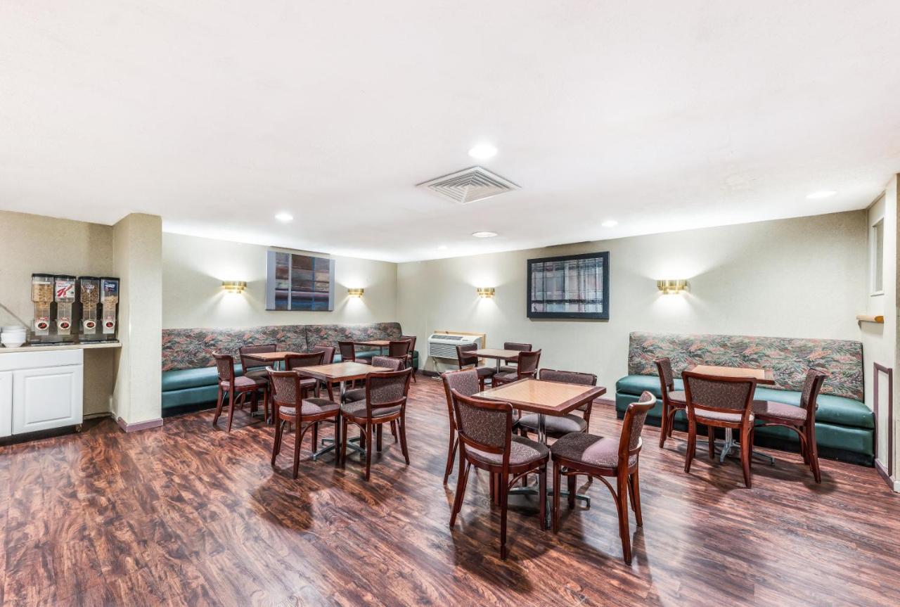 Red Carpet Inn & Suites Hazleton Exterior foto